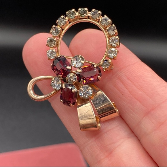 Vintage 1950s Signed M&S 12k G.F. Gold Bow Wreath Brooch with Sparkly Red Crysta - Picture 8 of 11